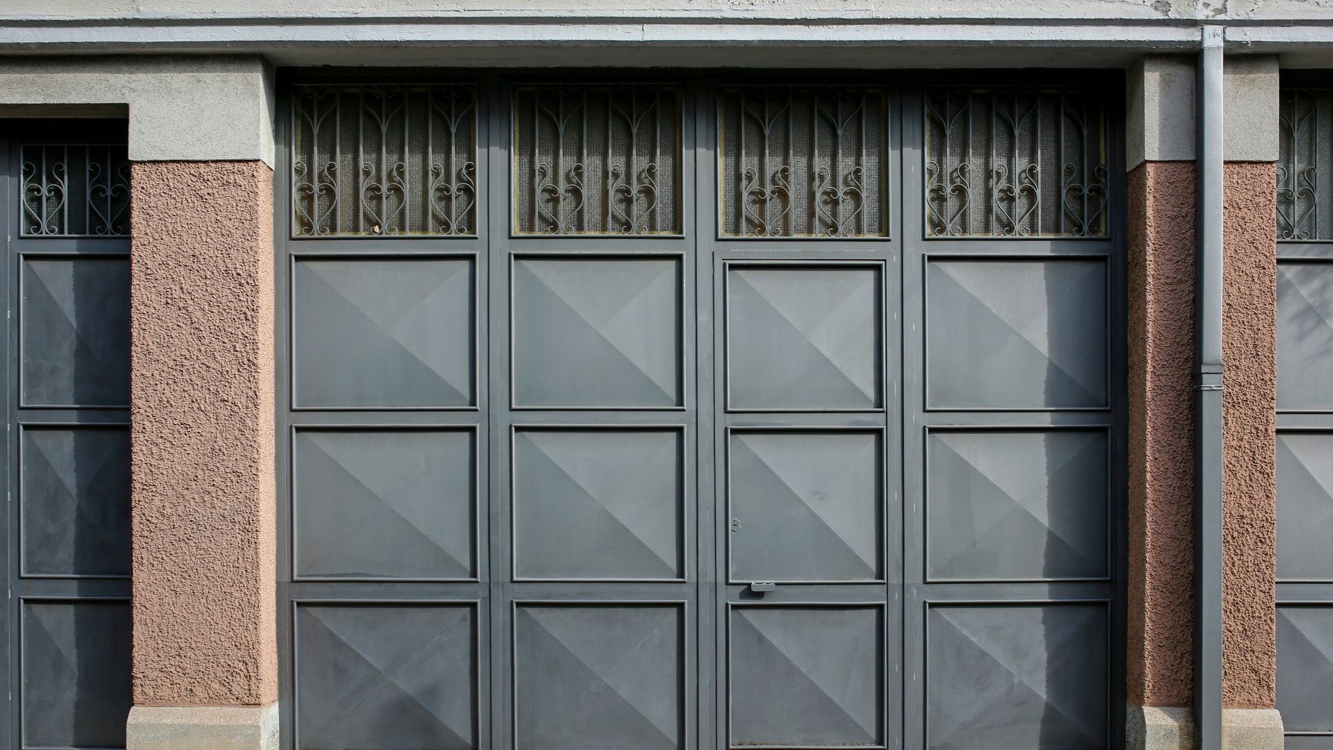 Steel Garage Doors vs. Wood Garage Doors: Which is Better?