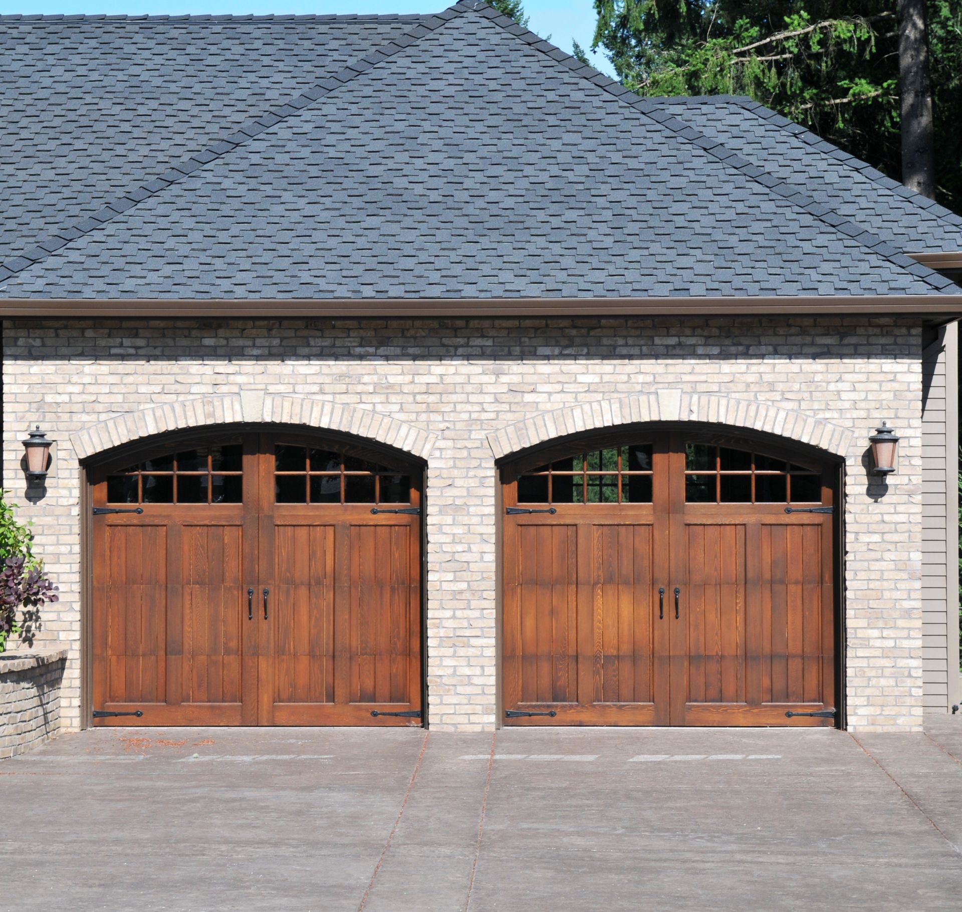 Wooden Garage Doors for Residential Use: Advantages and Disadvantages